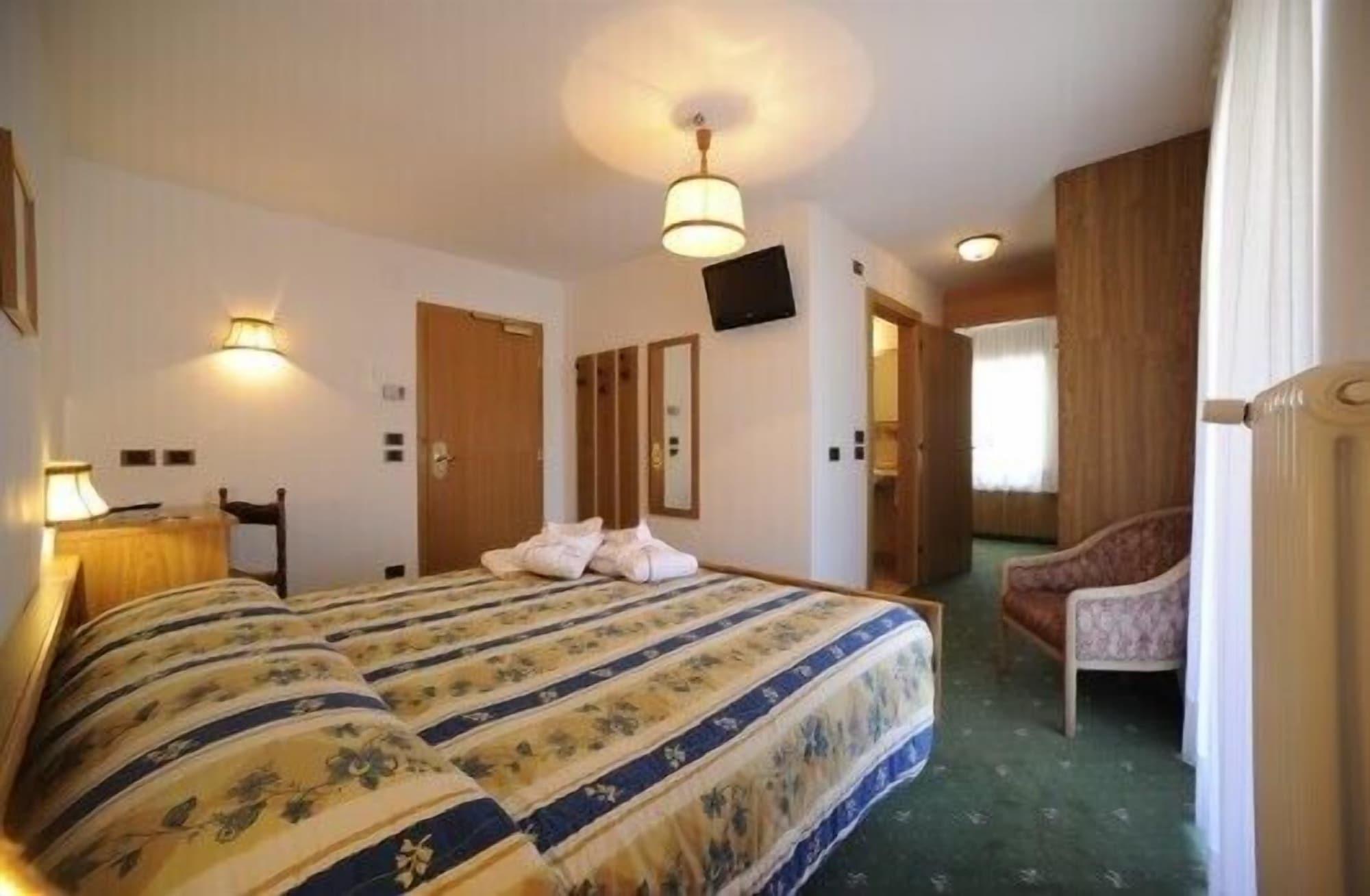 Hotel Arnika Pozza di Fassa Exterior photo