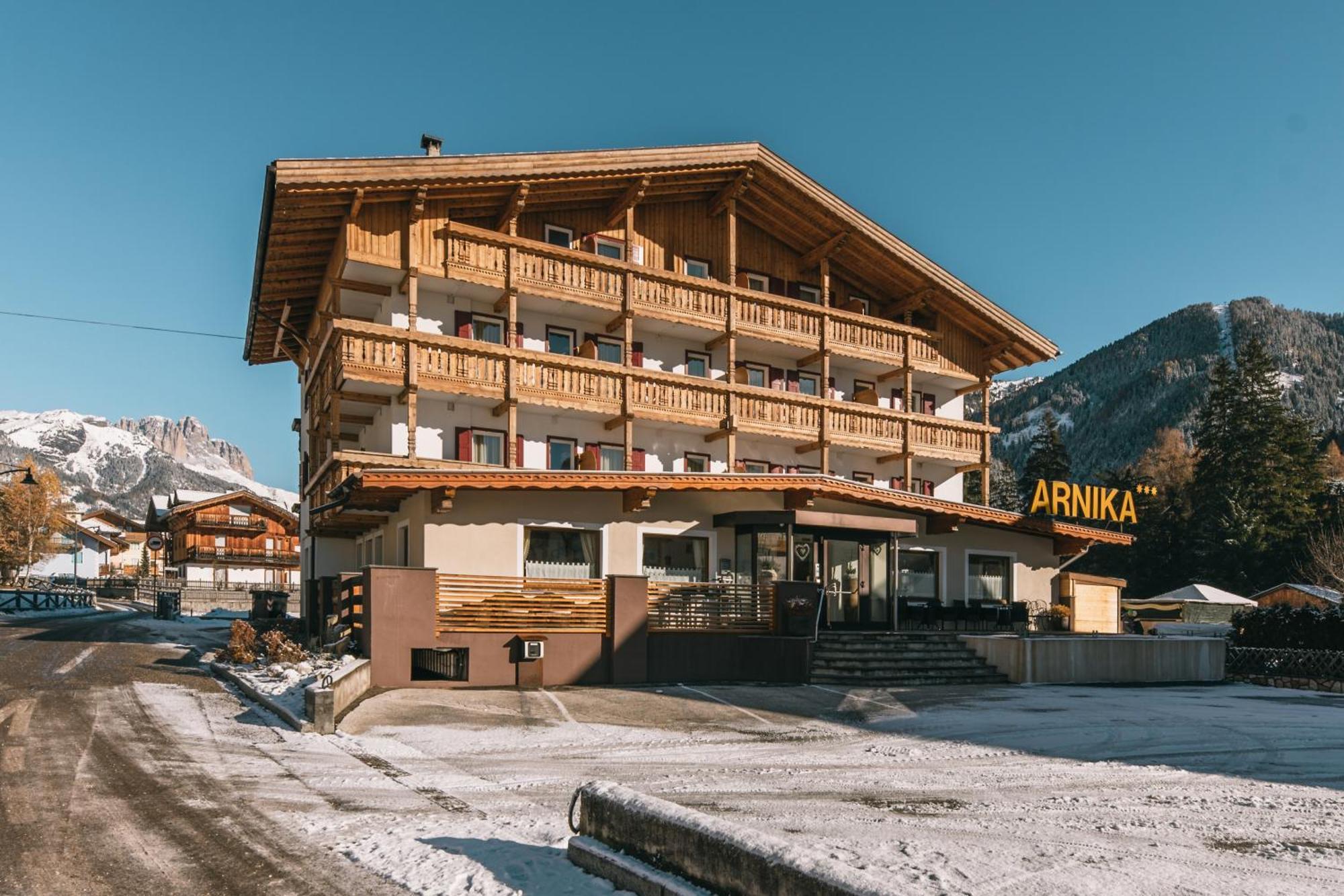 Hotel Arnika Pozza di Fassa Exterior photo