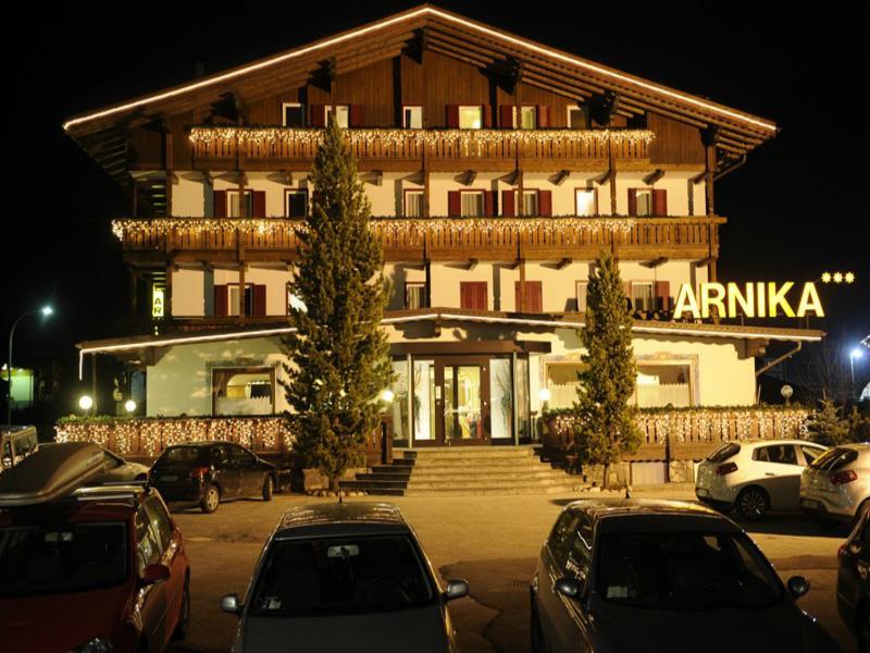 Hotel Arnika Pozza di Fassa Exterior photo