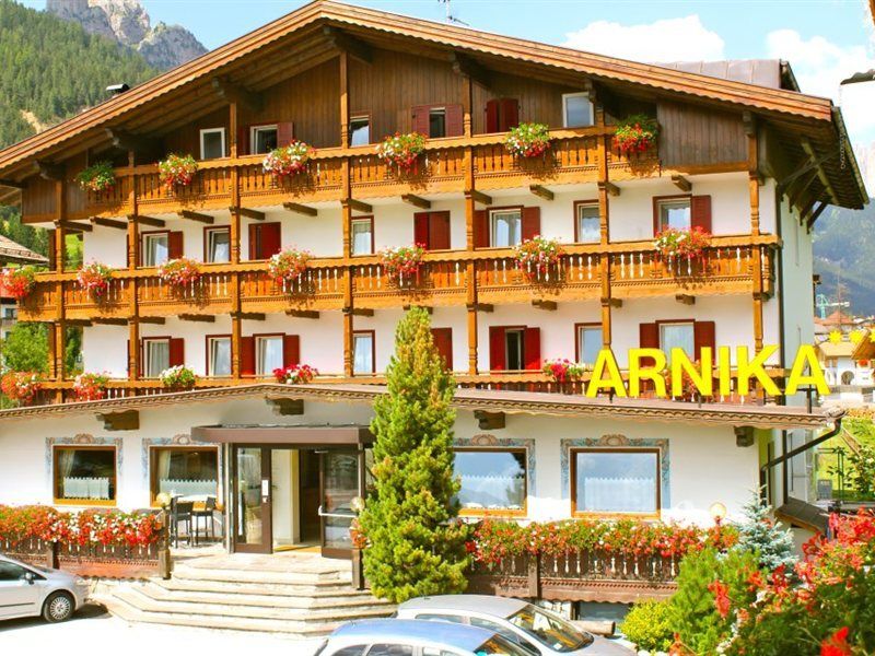 Hotel Arnika Pozza di Fassa Exterior photo