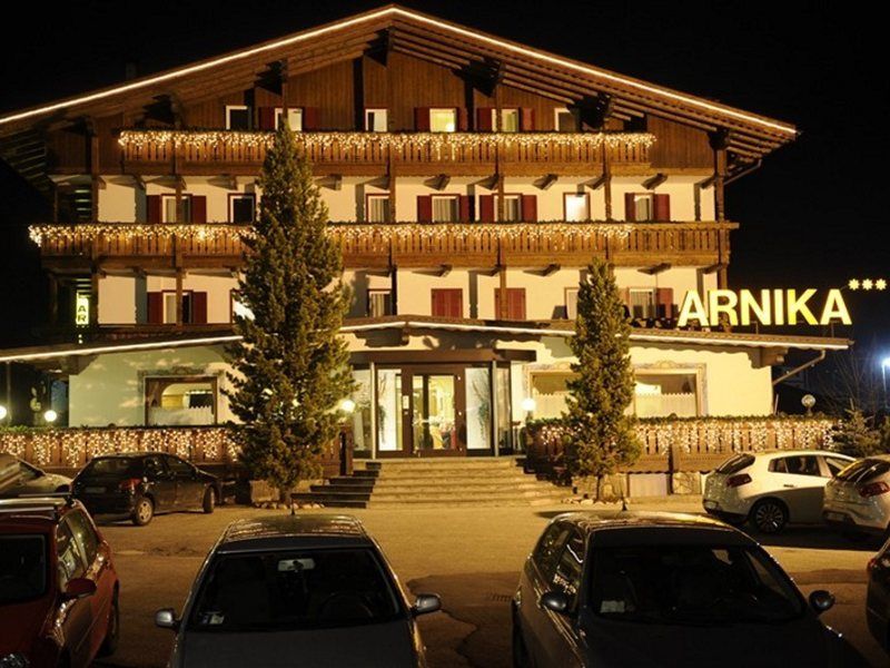 Hotel Arnika Pozza di Fassa Exterior photo